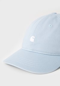 Light blue baseball cap made of cotton twill, featuring a curved visor and an embroidered logo on the front.