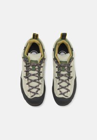 Světle šedé turistické boty s černou gumovou podrážkou, vícebarevnými tkaničkami a zelenými detaily, s polstrovaným límcem a poutkem.