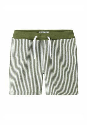 Shorts med grønne og hvite vertikale striper, med ribbestrikket grønn midjestrikk og hvite snorer.