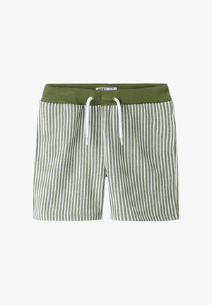 Shorts rayés vert et blanc à rayures verticales avec une ceinture côtelée verte et un cordon blanc.