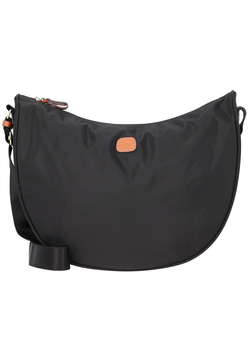 Schwarze Nylon-Crossbody-Tasche mit geschwungener Form, ausgestattet mit einem Lederakzent und verstellbarem Trageriemen für Vielseitigkeit. Glatte Textur.