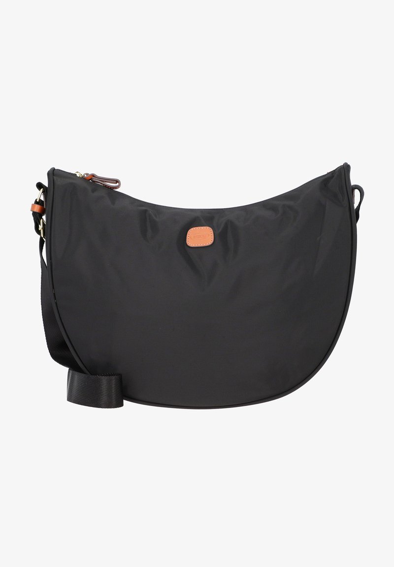 Schwarze Nylon-Crossbody-Tasche mit geschwungener Form, ausgestattet mit einem Lederakzent und verstellbarem Trageriemen für Vielseitigkeit. Glatte Textur.