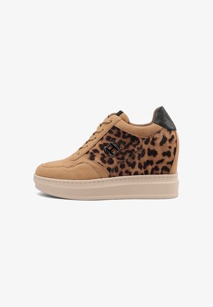 Sneaker con zeppa color cuoio con pannelli con stampa leopardata, chiusura frontale con lacci, emblema del logo nero sul lato e dettaglio del tallone nero su una suola beige spessa.