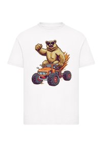 Weißes T-Shirt mit einem Grafikelement eines Bären in Sonnenbrille, der mit seiner Pfote winkt und in einem orangen Monstertruck mit großen schwarzen Rädern fährt.