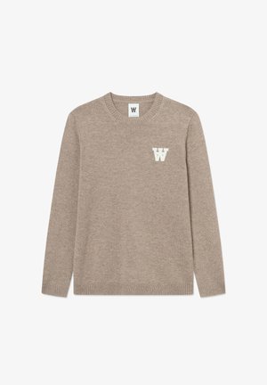 Maglione beige lavorato a maglia con scollo rotondo, maniche lunghe, polsini e orlo a coste, con un logo bianco a forma di "W" sul petto a sinistra. Texture morbida.