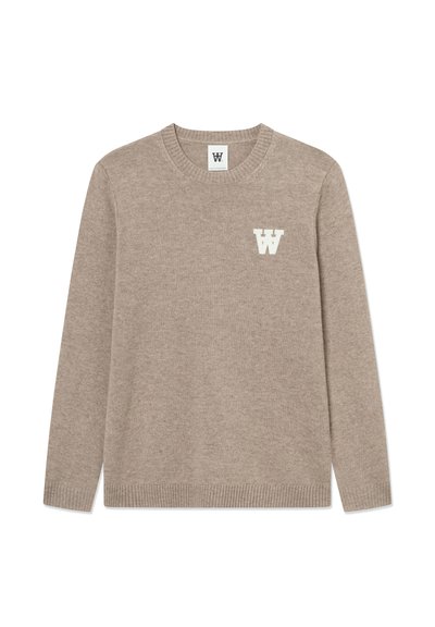 Pull beige en maille avec encolure ronde, manches longues, poignets et ourlet côtelés, arborant un logo "W" blanc sur le côté gauche de la poitrine. Texture douce.