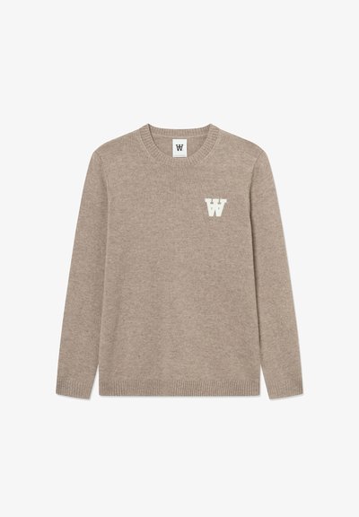 Pull beige en maille avec encolure ronde, manches longues, poignets et ourlet côtelés, arborant un logo "W" blanc sur le côté gauche de la poitrine. Texture douce.