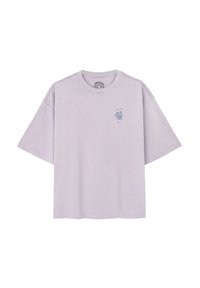 Jasnofioletowy oversize t-shirt wykonany z organicznej bawełny, z małym niebieskim graficznym wzorem na piersi, okrągłym dekoltem i krótkimi rękawami.