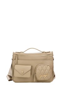 Borsa beige realizzata in ecopelle testurizzata, con chiusura superiore a zip, una tasca frontale e una tasca laterale trapuntata con accessori dorati.