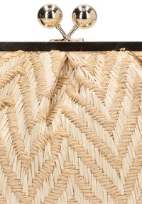Clutch de paja trenzada con un patrón de chevron. Presenta un broche metálico con dos acentos redondos en la parte superior. Color predominantemente beige.