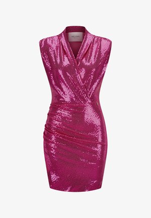 Korte roze paillettenjurk met een mouwloos ontwerp, een gewikkelde halslijn en gerimpelde details rond de taille, met een gladde, glanzende textuur.
