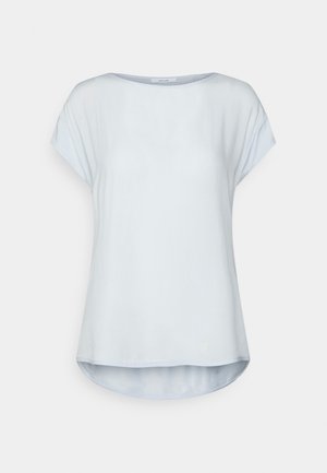 Blouse bleu clair à manches courtes, encolure ronde et ourlet incurvé légèrement plus long à l'arrière.