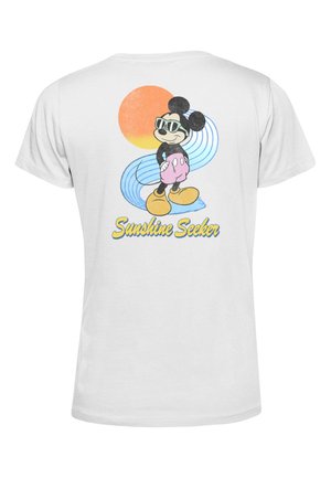 T-shirt en coton blanc avec un graphisme d'un personnage de dessin animé portant des lunettes de soleil, avec des motifs de vagues et un fond de coucher de soleil ; le texte indique "Chercheur de soleil".