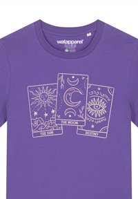 T-shirt violet avec trois cartes de tarot : "Le Soleil", "La Lune" et "Destin". Les cartes sont bordées de crème avec des motifs célestes.