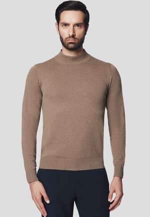 Brązowy sweter z długim rękawem, z wysokim kołnierzem, wykonany z miękkiego materiału dzianinowego, o dopasowanym kroju i ściągaczach u dołu i przy rękawach.