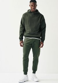 Next REGULAR FIT ZIP POCKET CARGO - Træningsbukser - green