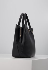 Sac en cuir noir de forme structurée, doté de deux poignées supérieures et d'une poche zippée sur un côté, rehaussé de quincaillerie dorée.