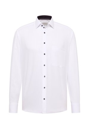 Weißes Langarmhemd mit Knopfkragen, schwarzen Knöpfen, einer Brusttasche und einem strukturierten Innenkragen-Detail.