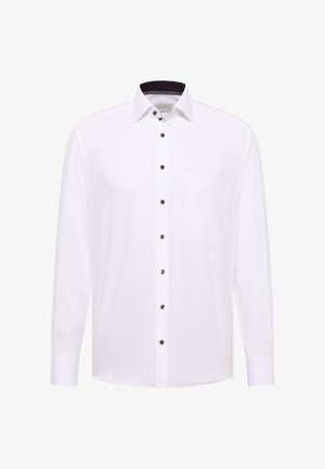 Weißes Langarmhemd mit Knopfkragen, schwarzen Knöpfen, einer Brusttasche und einem strukturierten Innenkragen-Detail.