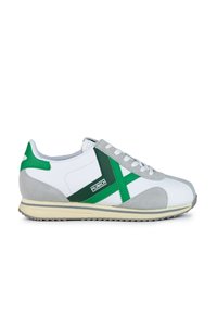 Zapatilla blanca y gris con acentos en verde y un revestimiento de ante texturizado. Presenta un diseño clásico con cierre de cordones y suela de goma.