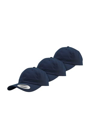 Kolm tumelillat baseballi korki paigutatud ritta, millel on kõver viski, puuvillane materjal ja ventilatsiooniavad kroonil, et tagada hingavus.