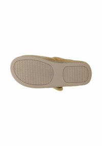 Beige pantoffel van zacht materiaal, met een ronde vorm en een vlakke, gemarmerde rubberen zool. Heeft een enkele band over de bovenkant.