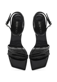 Zwarte gepatineerde leren hoge hak sandalen met een vierkante neus, dunne banden en een verstelbare enkelband met een metalen kettingaccent.