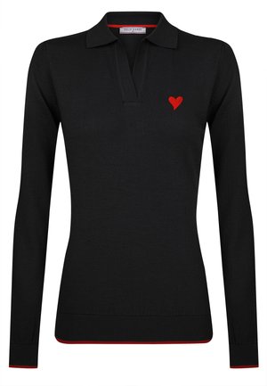 Camisa polo negra de manga larga hecha de tela de punto, con un logo de corazón rojo en el pecho y un ribete rojo en el cuello y el dobladillo.