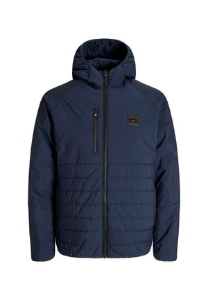 Veste isolante bleu marine avec fermeture éclair sur le devant, capuche et texture matelassée ; dotée d'une petite poche poitrine et d'un patch logo.
