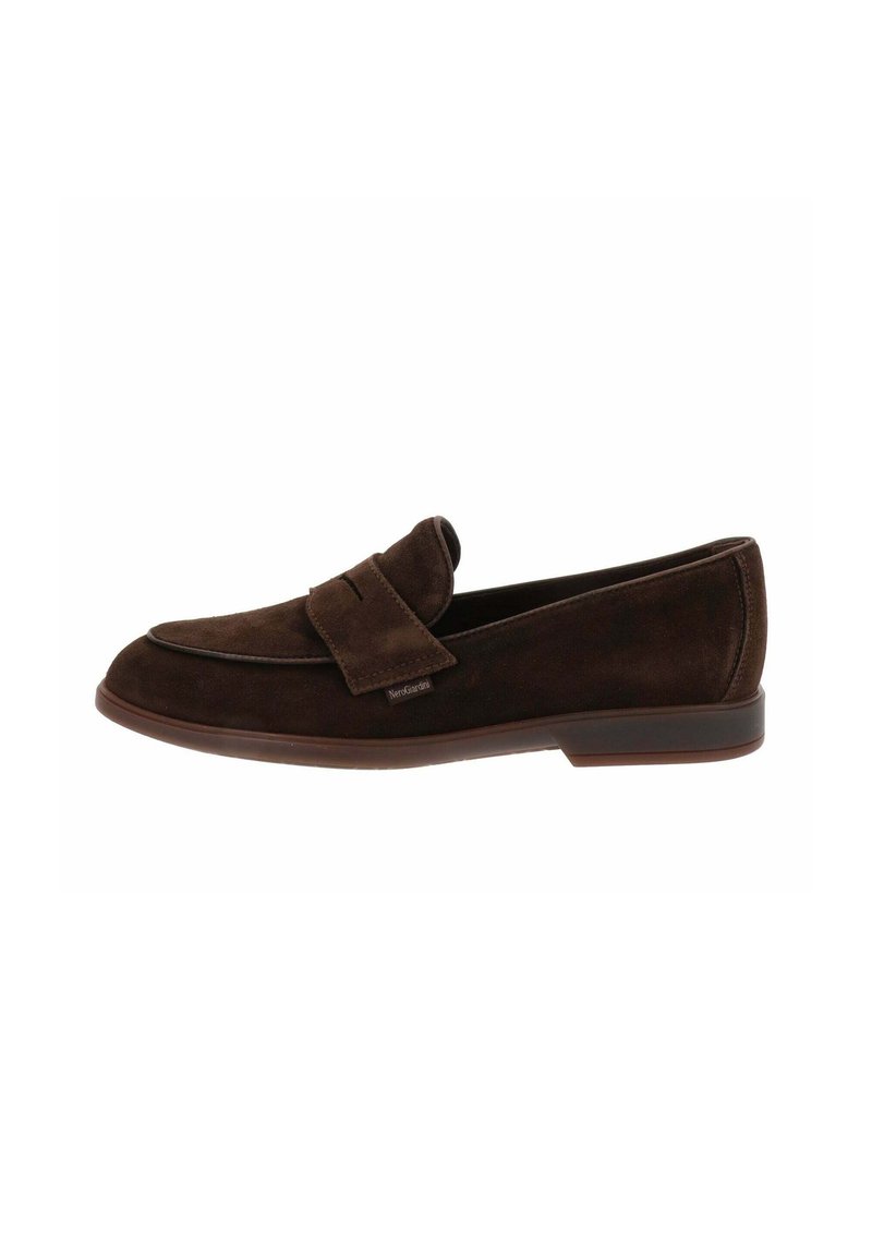 Mocasines de ante marrón con suela plana, que presentan una costura bordada en la parte superior y una correa decorativa sobre el empeine.
