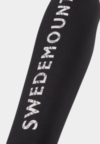 Sort armsleeve lavet af strækstof, med fed hvid tekst "SWEDEMOUNT" og et struktureret mønster. Glat overflade og tætsiddende design.
