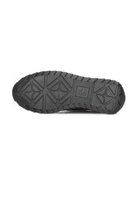 Schwarz-gummierte Schuhsohle mit strukturierter Oberfläche, ausgestattet mit einem geometrischen Profilmuster für besseren Halt und einem rechteckigen Logo, das in der Mitte eingeprägt ist.