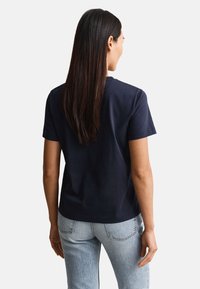 GANT TONAL SHIELD - Základné tričko - evening blue