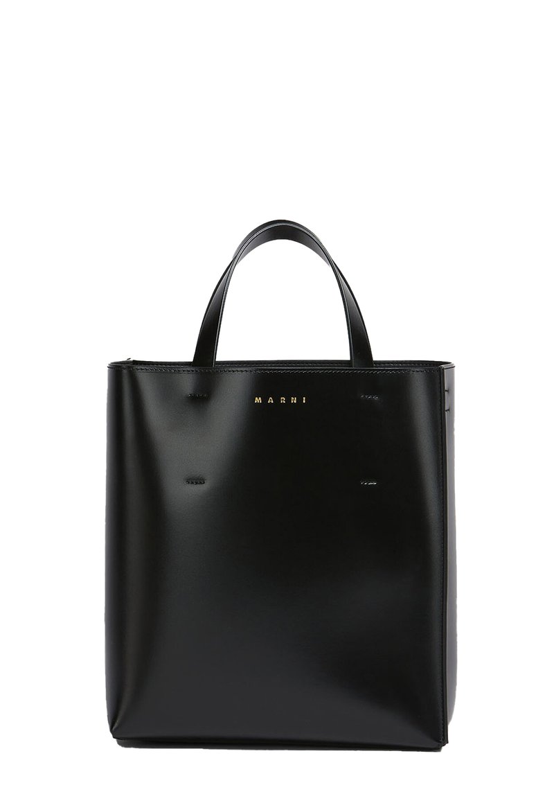 Borsa tote in pelle nera con un design minimalista, caratterizzata da due manici superiori e lettering dorato del marchio centrato sulla parte anteriore. Texture liscia.