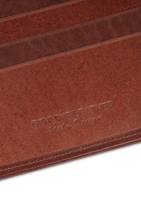 Brązowy skórzany portfel o gładkiej fakturze, z wieloma przegródkami na karty i tłoczonym napisem "Genuine Leather". Krawędzie są przeszyte.