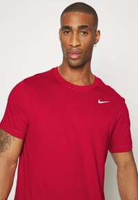 Nike Performance CREW SOLID - T-shirt desportiva - gym red/white