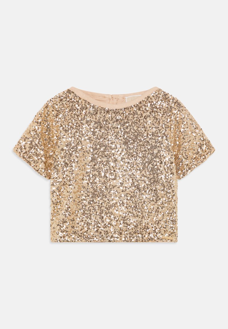 Īsām piedurknēm zelta sekvīnu tops ar noapaļotu kakla izgriezumu un mīkstu bežīgu odere. Audums ir spīdīgs un ar teksturētu virsmu.