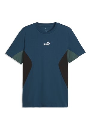 Blå Puma t-shirt med korte ærmer, hvidt logo på brystet, sorte sidepaneler og mørkegrønne detaljer på ærmerne. Ingen synlig baggrund.