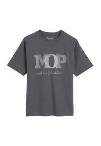 Grijze katoenen t-shirt met een gedurfde zilveren print van "MOP" en de tekst "est in Stockholm" eronder. Korte mouwen en ronde hals.