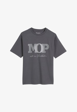 Grijze katoenen t-shirt met een gedurfde zilveren print van "MOP" en de tekst "est in Stockholm" eronder. Korte mouwen en ronde hals.