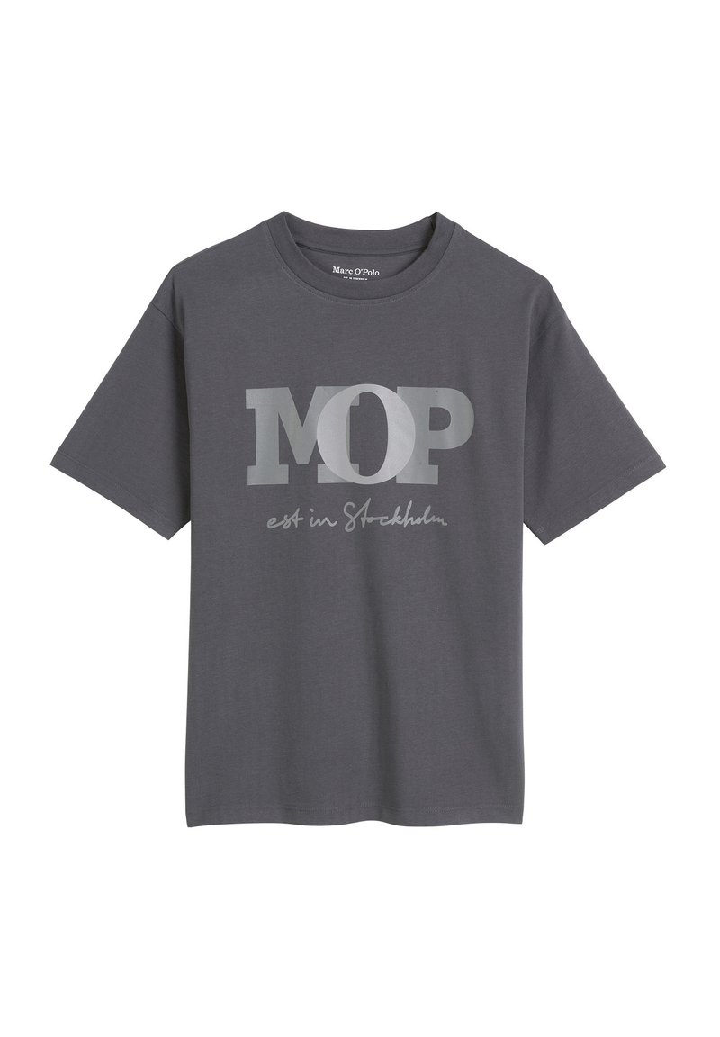 Grijze katoenen t-shirt met een gedurfde zilveren print van "MOP" en de tekst "est in Stockholm" eronder. Korte mouwen en ronde hals.