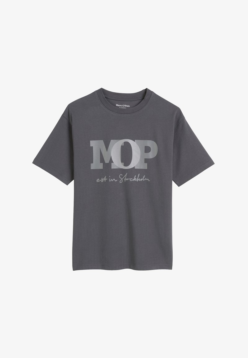 Grau Baumwoll-T-Shirt mit einem auffälligen silbernen Druck von "MOP" und dem Text "est in Stockholm" darunter. Mit kurzen Ärmeln und Rundhalsausschnitt.