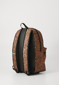 Ruksak s dizajnom smeđih i crnih leoparda, s crnom bazom, podstavljenim trakama i prednjim džepom s zatvaračem.