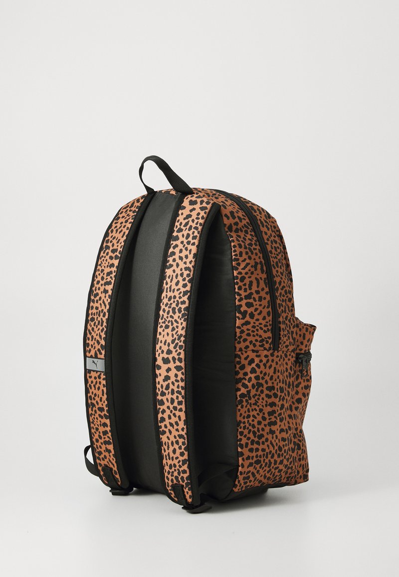 Mochila con un diseño de estampado de leopardo marrón y negro, que presenta una base negra, correas acolchadas y un bolsillo frontal con cierre de cremallera.