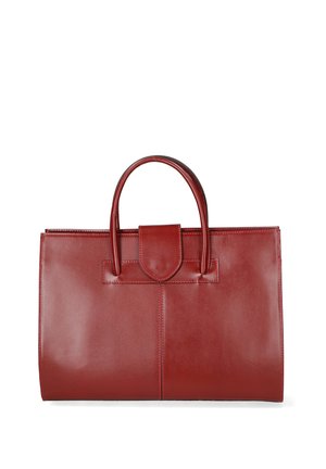 Rode leren tote bag met twee ronde handvatten, rechthoekige vorm, gladde textuur en een magnetische klepsluiting. Afwerkstiksels zijn zichtbaar.