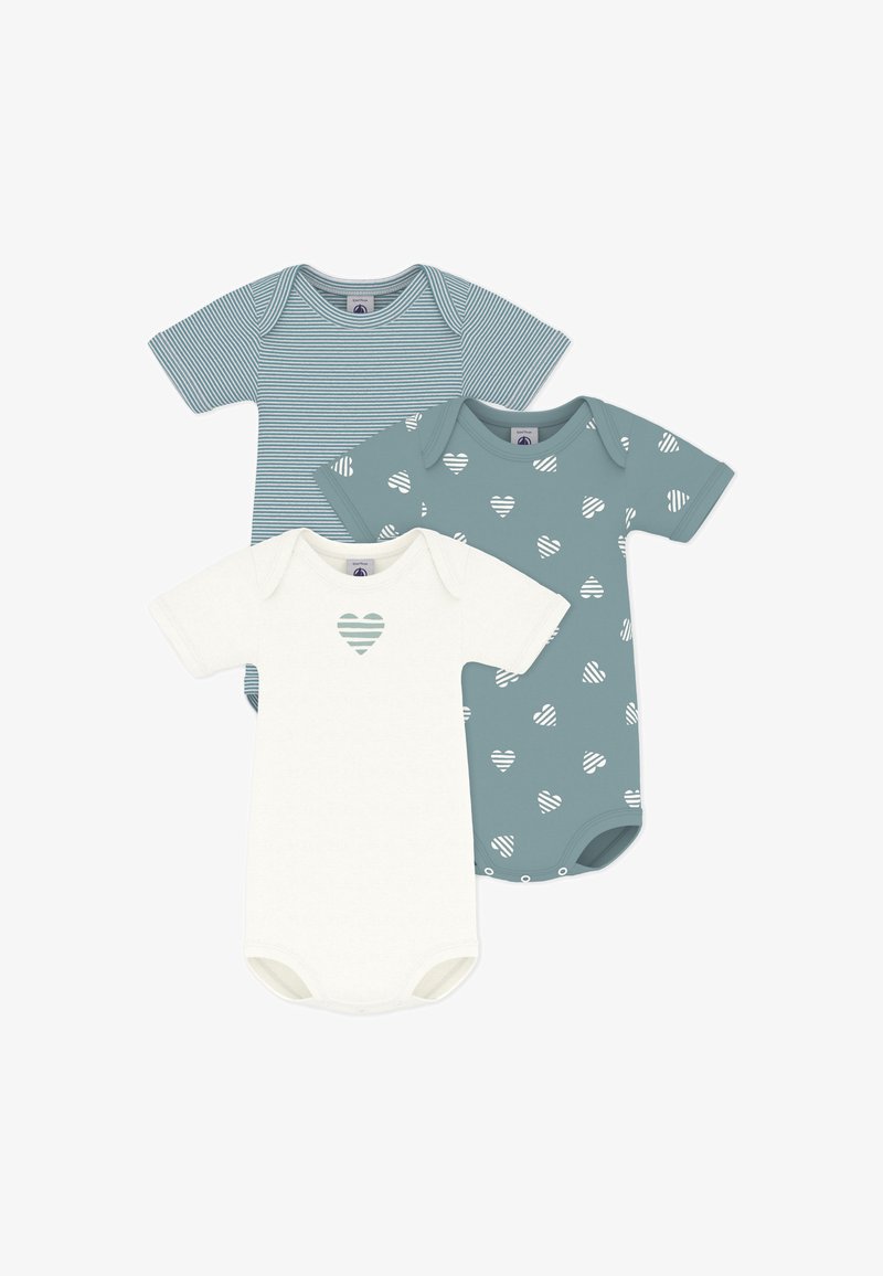 Τρία βρεφικά φορμάκια: ένα με μπλε ρίγες, ένα μονόχρωμο μπλε με λευκά σχέδια καρδιάς και ένα κρεμ με περίγραμμα καρδιάς· όλα με κοντά μανίκια.