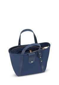Marineblauwe tas met een gestructureerde afwerking, twee handvatten en gouden hardware. Voorzien van een ritssluiting aan de bovenkant en binnenzakken voor opslag.