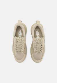 Baskets beige en matières mesh et daim. Les détails comprennent un design à lacets, une semelle en caoutchouc et un insigne logo sur la languette.