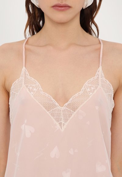 Rosa Satin-Camisole mit einem V-Ausschnitt mit Spitzenbesatz, dünnen Trägern und dezenten Herz- und Blitzmustern. Glatte Textur.