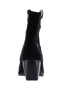 Stivaletti alla caviglia in camoscio nero con punta tonda, superficie texturizzata e tacco robusto. Presentano una cerniera e dettagli hardware minimalisti.